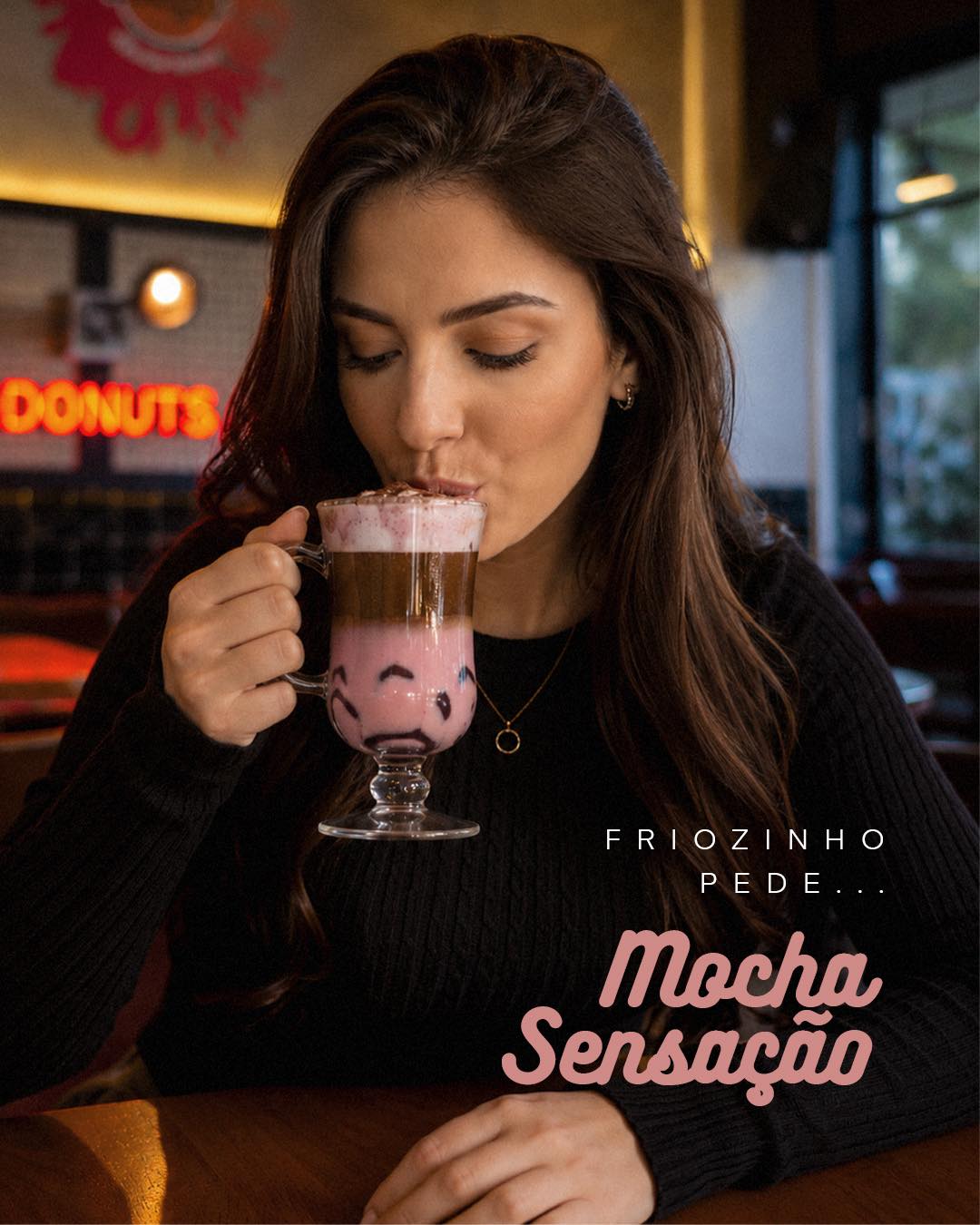 ☕🍓 Que tal começar a sua segunda-feira de um jeito mais doce?  O friozinho pede um momen...
